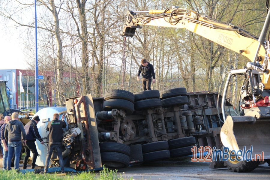 Mesttank gekanteld op rotonde in #Groenlo. 112 in Beeld.