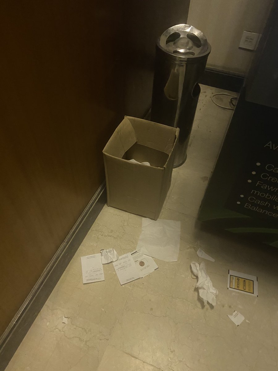 AmirTeima's tweet photo. بسحب فلوس من ATM شفت المنظر اللي في الصورة ده، هتلاحظ ان البنك كان حاطط الطفاية الاستلانس في البداية و لما الناس كانوا بيكسلوا يمدوا أيديهم و يحطوا زبالتهم جواها، البنك أضاف كرتونة و مفيش فايدة.
ملحوظة: الشخص اللي رامي زبالته ده بيسمي عامل النظافة ��بال. بذمتكم مين فيهم الزبال ؟! https://t.co/uFCdSFQksM