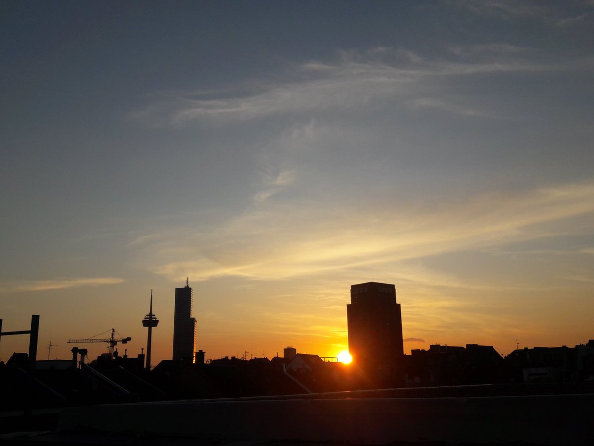 wetterkoess's tweet photo. Der kälteste Tag der Woche mit 11°C Höchsttemperatur endet freundlich
#Köln #SunsetTweet https://t.co/4k7jSAY0l5