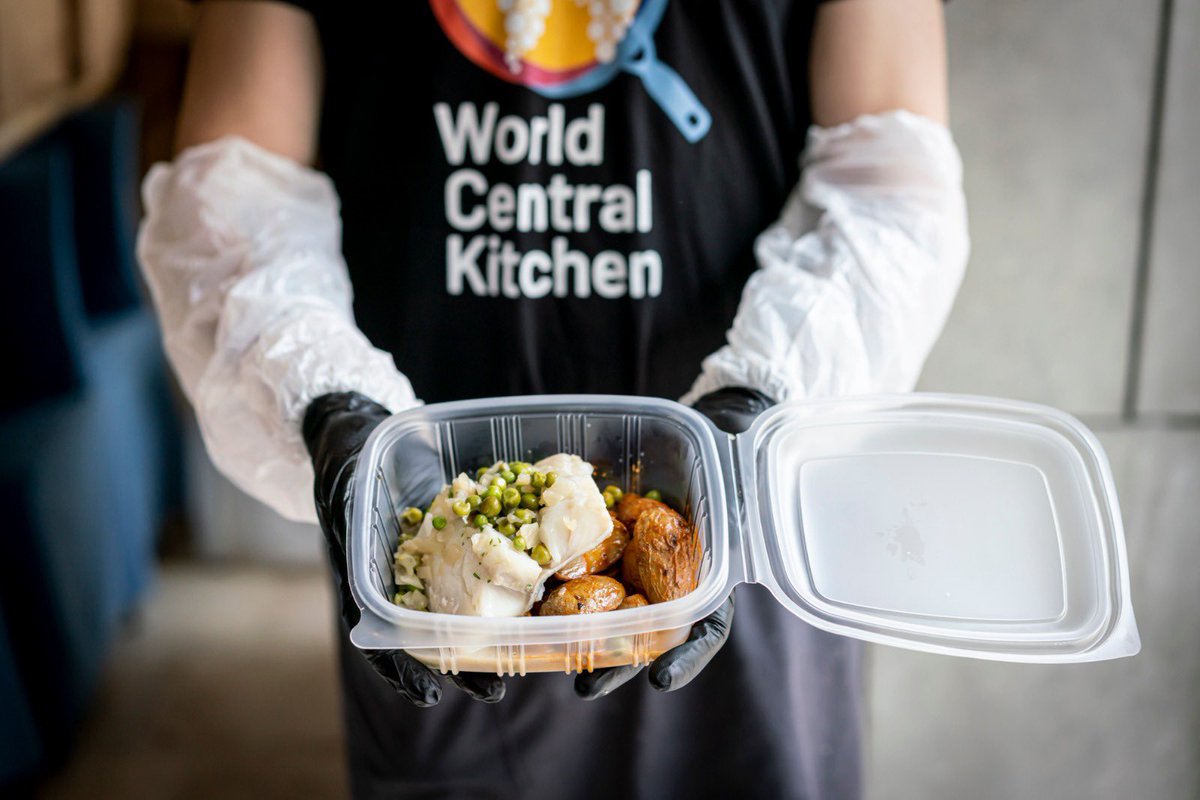 chefjoseandres's tweet photo. En Valencia desde las cocinas de @GVAturisme....@WCKitchen #ChefsForSpain @Ger_Carrizo y @Carito_Lou con más de 50 voluntarios, llevan ya dos semanas produciendo miles de comidas distribuidas por el Banco de Alimentos. Junts València eixirem d’aquesta! 💪 🥘 https://t.co/3oNTcgxLDH