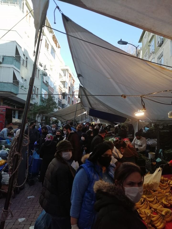 Bu görüntüler İstanbul Güngören semt pazarlarından birine ait...

Diğer ilçelerdeki semt pazarları da bundan farksız değil.

Güngören’de pazarlarda görevli zabıta memurlarımızda virüs tespit edildiği söyleniyor.

Salgını yaygınlaştıran bu uygulamalara son verilmezse yazık olur😞