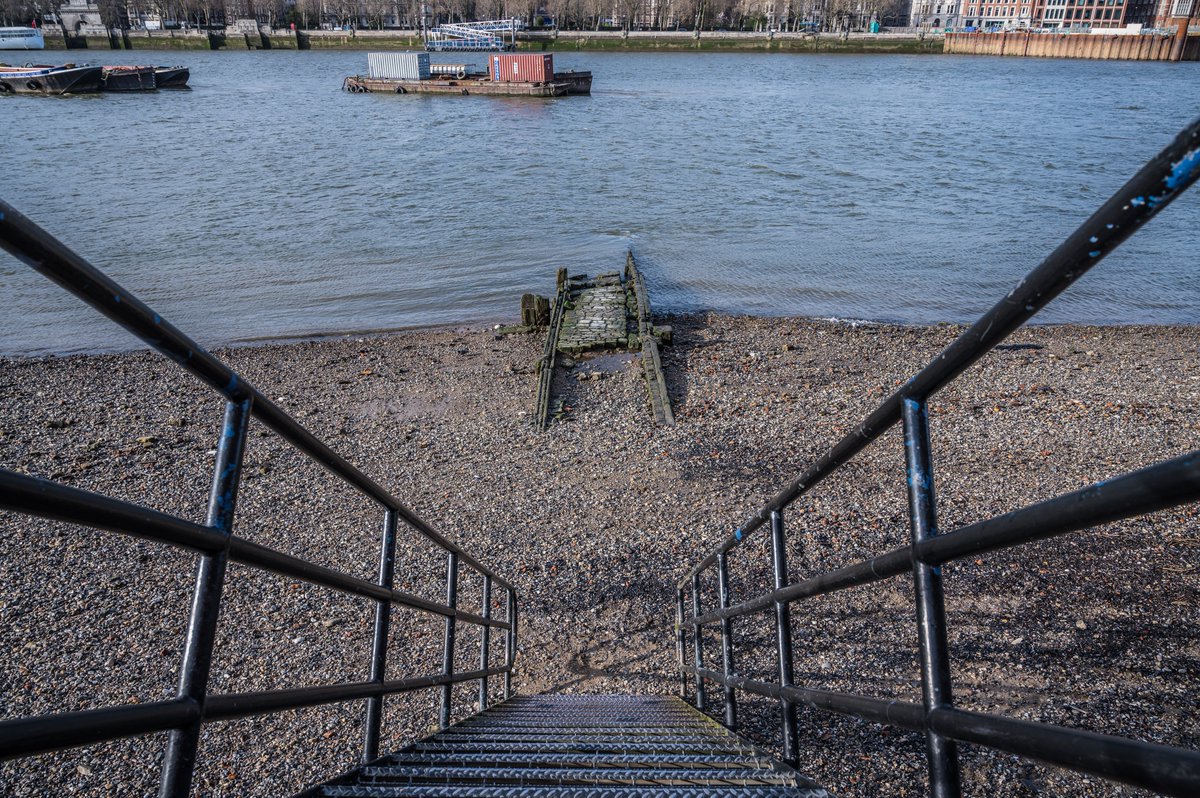 [THREAD]  #PictureOfTheDay 14th April 2020: Shore of the Thames  https://sw1a0aa.pics/2020/04/14/shore-of-the-thames/