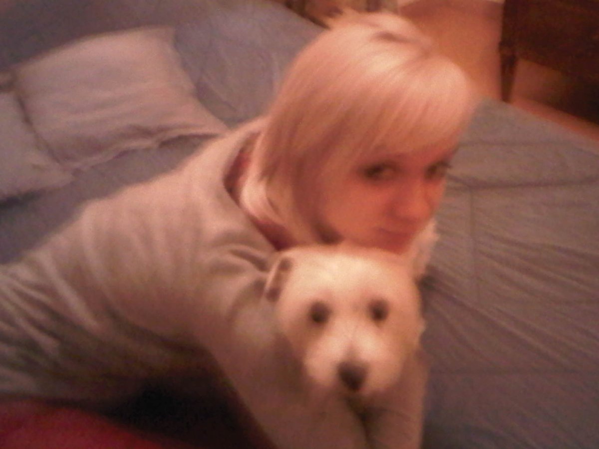 Je n& #39;ai même pas de photo de l& #39;arrivée de Babou chez nous. C& #39;était il y a 12 ans ... et croyez-le ou non mais mon téléphone ne prenait pas de photo.Je vous donne la première que j& #39;ai, feat. ma personne à environ 13 ou 14 ans