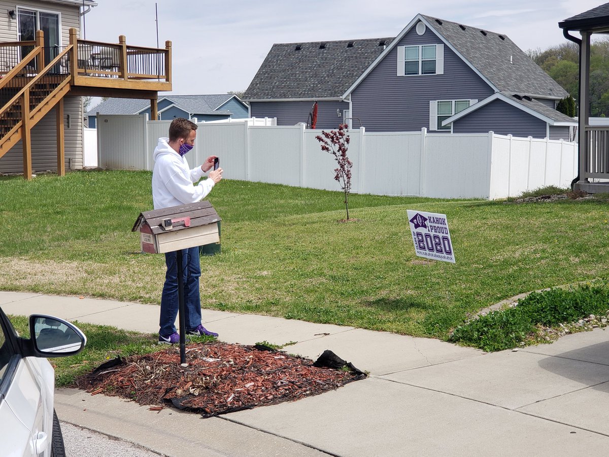 ozark6662's tweet photo. Sixty @CUSD10 faculty &amp; staff put up signs at over 430 students' homes today. Just a small gesture to let the Class of 2020 know we are thinking about them! Once a Kahok always a Kahok! #theKahokway @kahokstrong @tgeisen3 @KERob81 #ilschoolsstepup https://t.co/l5YHgXEzhv