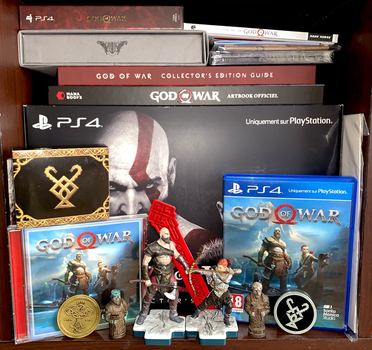 God of War (PS4, 2018) Collection dédiée au dernier titre de Sony Santa Monica : • jeu (neuf scellé)• white disc (promo/presse)• éditions spéciale (neuve) et collector• press kit• bande originale• artbook et guide officiels• figurines Totaku de Kratos et Atreus