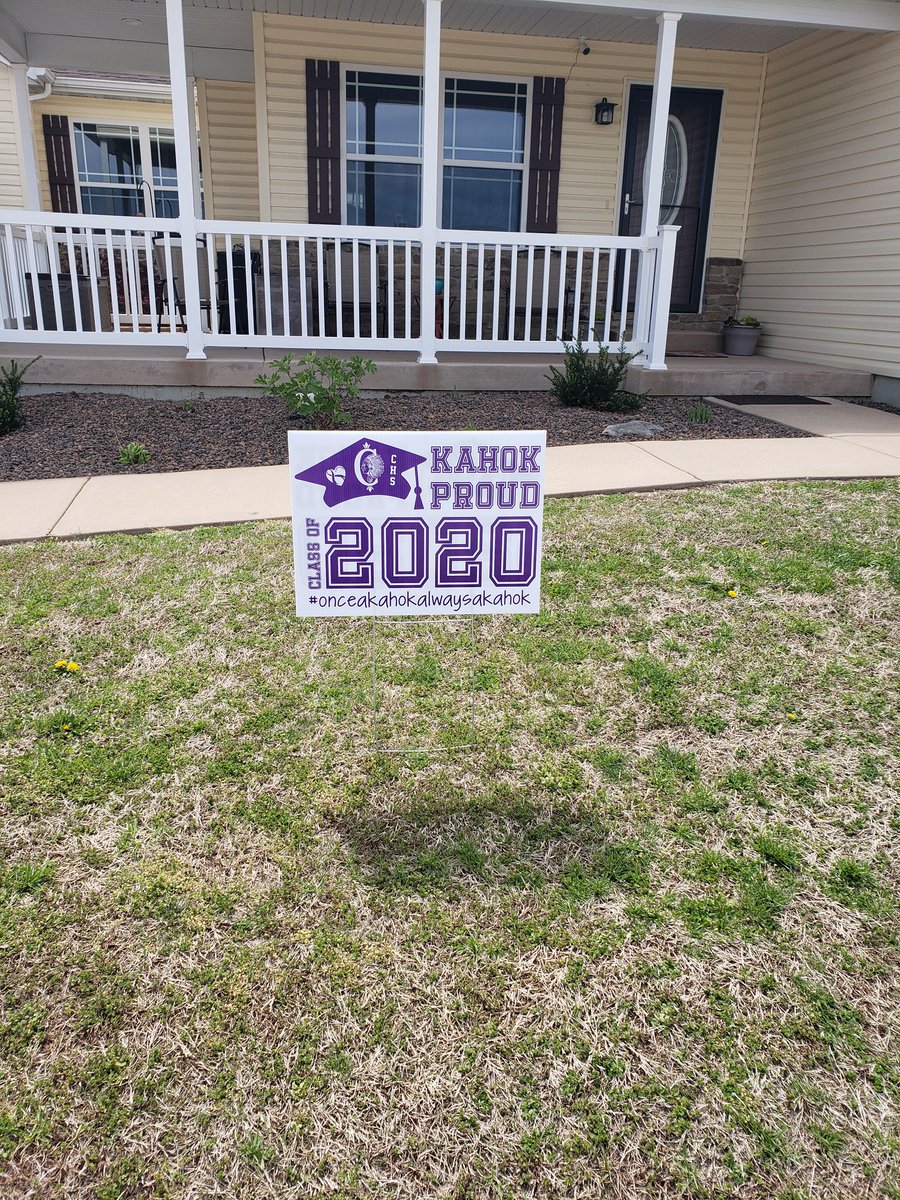 ozark6662's tweet photo. Sixty @CUSD10 faculty &amp; staff put up signs at over 430 students' homes today. Just a small gesture to let the Class of 2020 know we are thinking about them! Once a Kahok always a Kahok! #theKahokway @kahokstrong @tgeisen3 @KERob81 #ilschoolsstepup https://t.co/l5YHgXEzhv