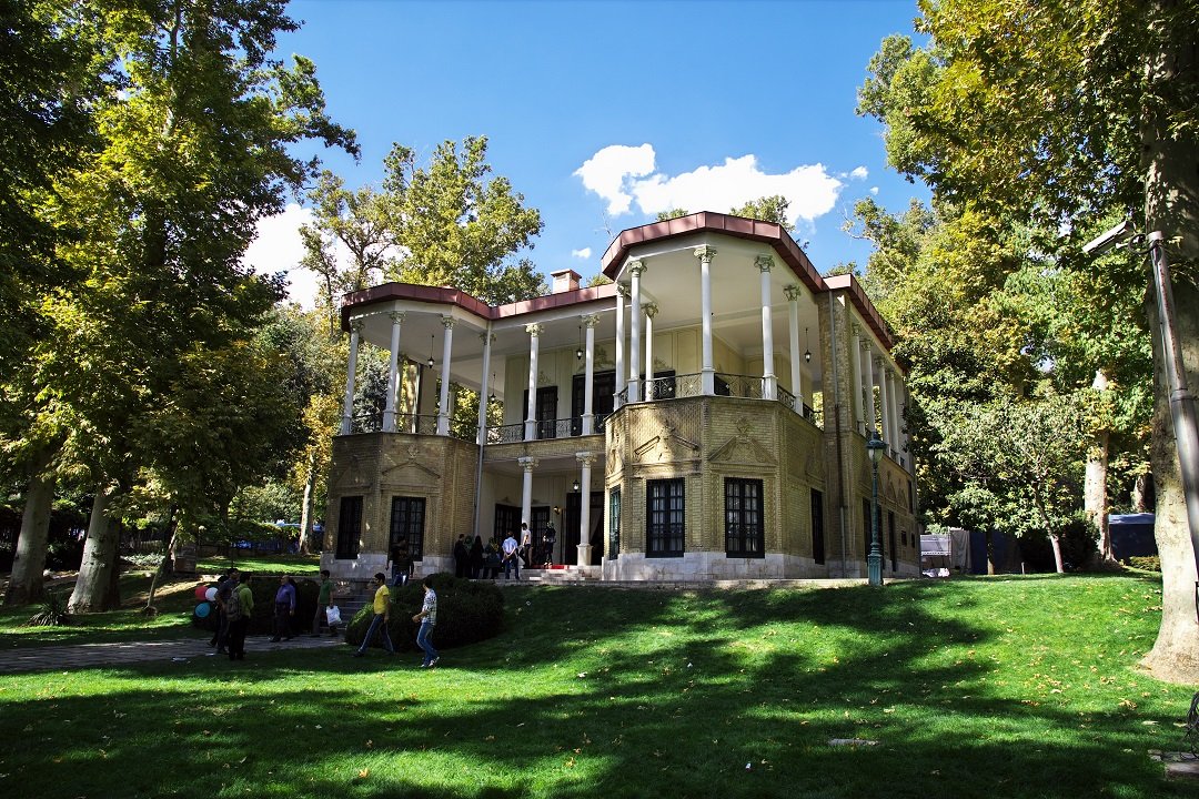 Visitingpersia's tweet photo. Niavaran Palace in the north of Tehran was the residence of the last Shah of Iran and a collection of palaces and museums that belong to the Qajar and Pahlavi periods.
#stayhome #TravelTomorrow #palace #king #Niavaran_Palace #Tehran #tourism https://t.co/SDHexc7kFh