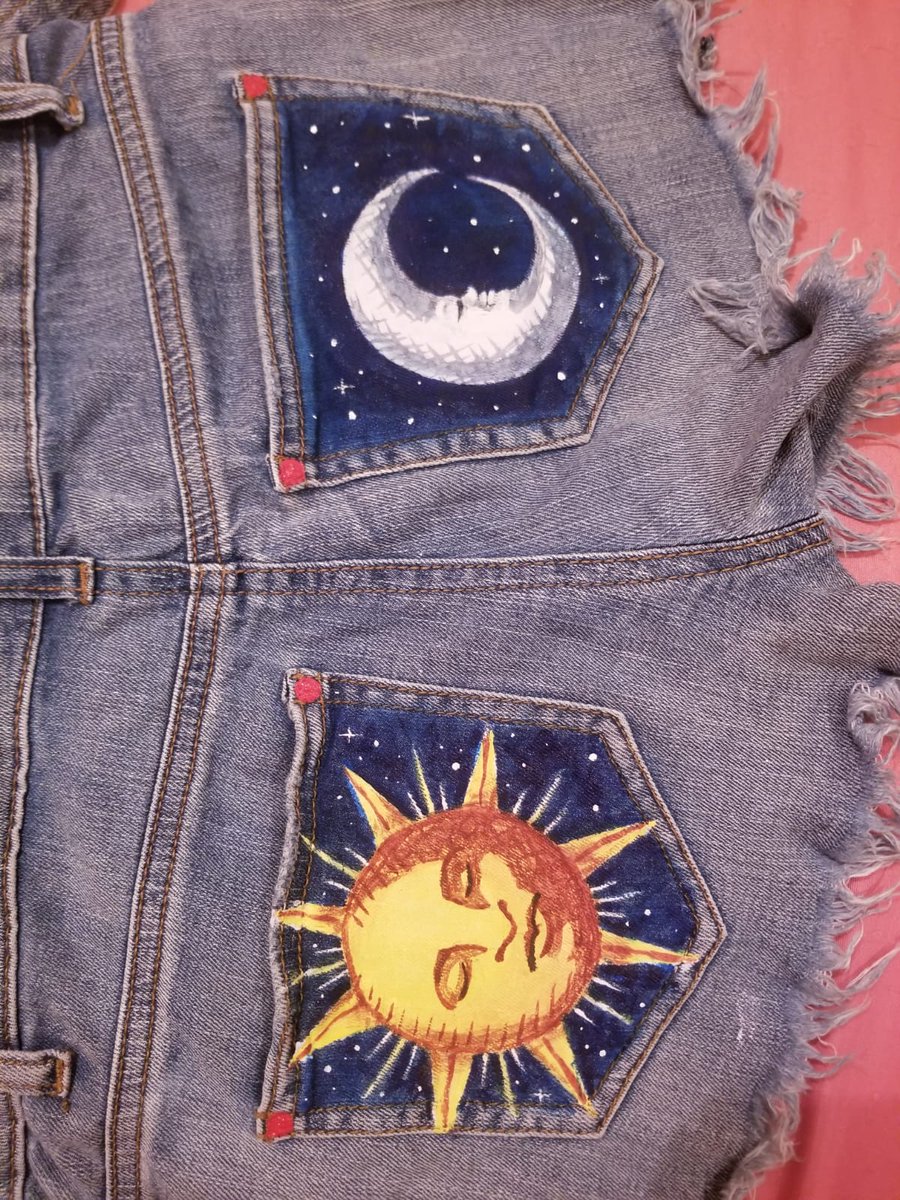 Rubi_zelda's tweet photo. Así quedó lo que le pinté al overol 🥺🌔🎨
.
.
.
#paint #personalizedclothing #moon #sun #luna #sol #red #redandblue #art #colors #SuperLuna #quedateencasa #covid #expansor #clothes #eclipse

Plz 🔄 https://t.co/8qiLXpoRUa