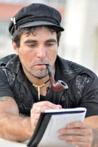 «Ricordiamo #VittorioArrigoni su Facebook e sui balconi». Intervista a Egidia Beretta, madre di #Vik assassinato nove anni fa. «Oggi accedete per lui una candela». Domani su <a href="/ilmanifesto/">il manifesto</a>