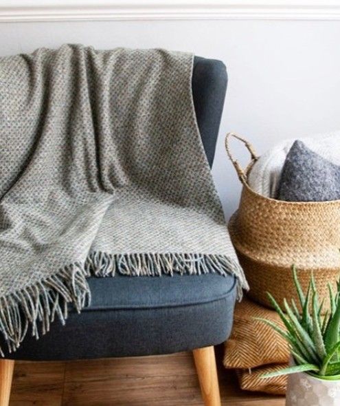 BritBuy's tweet image. Keep yourself warm on these chilly Spring mornings with a British wool throw. These woollen throws are soft and cosy and are ideal for any room of your home. Find your favourite colour today buff.ly/2ydfJ9J🐑 🌸 #letsbuybritish #springinterior #woolblanket