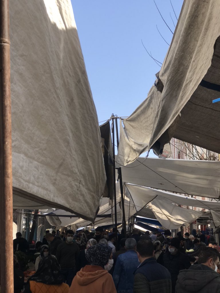 #akilcemberi  #güngören de ki pazarların hali sosyal mesafe ,pazarlara giderek mi kural tanımamakla mı sağlanır. Pazarların kapatılması şart.