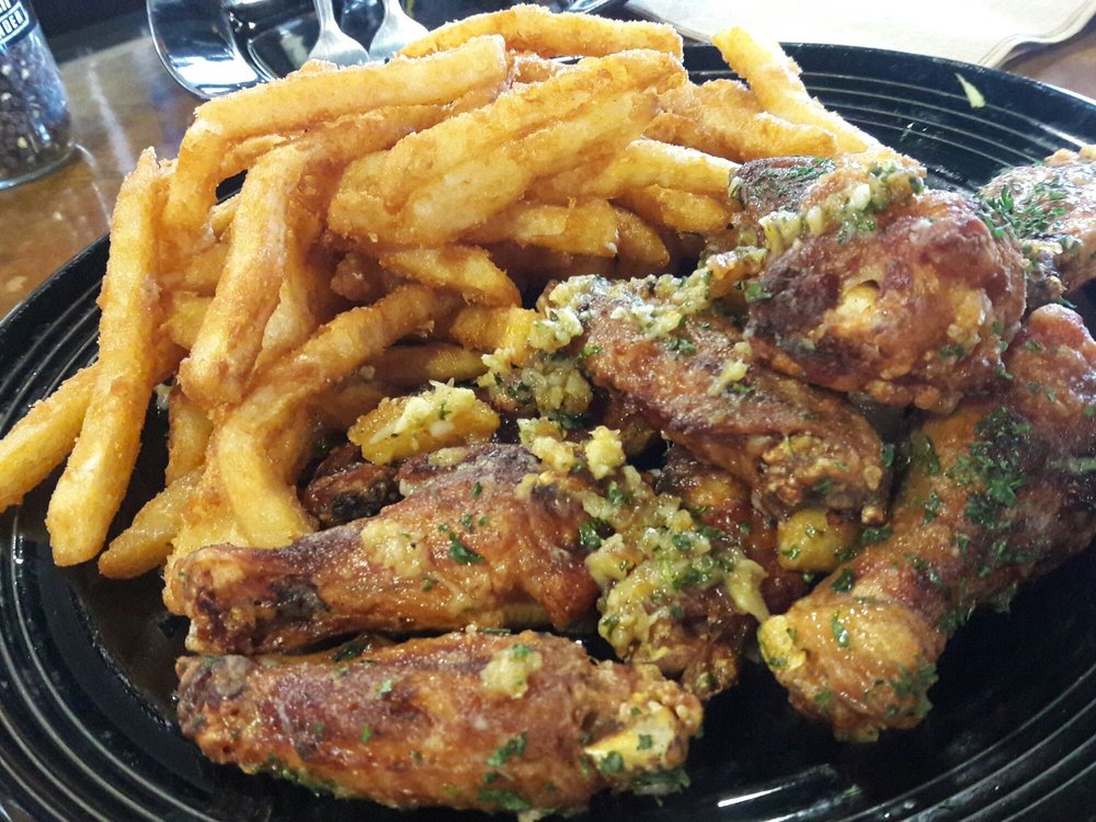 Get your growler filled and get an order of wings Flaming Grill Cafe! Talk about 2 birds, 1 stone🍺
.
#elkgroveeats #flaminggrillcafewestsac #flaminggrillcafeelkgrove  #dinner #wings #orderonline #takeout #localbusiness #supportlocal