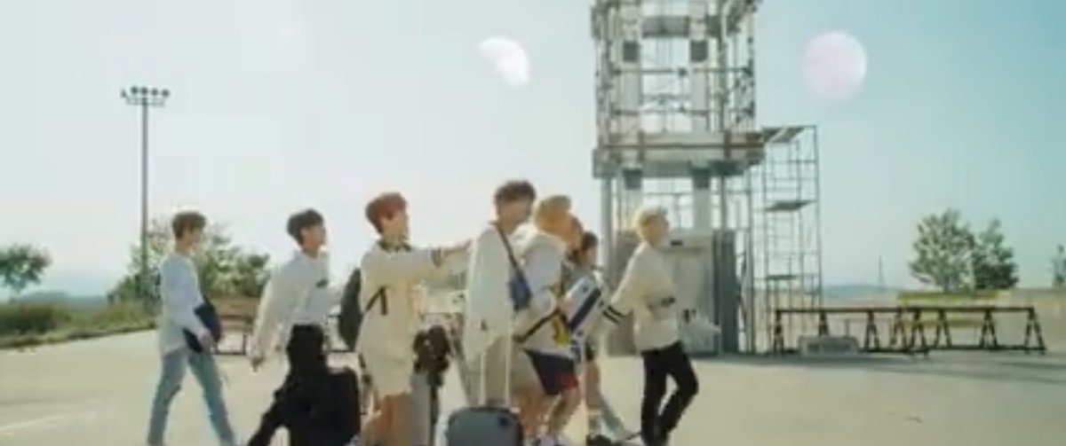 Remember when I said that we thought IN was the glitch? Well, after the mv, we changed our mind to Hyunjin! First reason is that he is walking behind them and the camera is oddly focused on him.