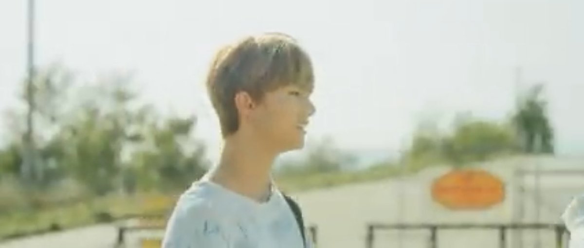 Remember when I said that we thought IN was the glitch? Well, after the mv, we changed our mind to Hyunjin! First reason is that he is walking behind them and the camera is oddly focused on him.