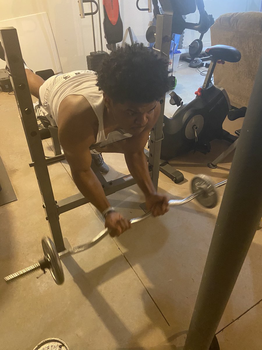 Kdesaque1's tweet photo. @PSYorkAthletics @coachbooboo Khyree is getting ready for next season amidst the quarantine... https://t.co/qRN8ozMosB