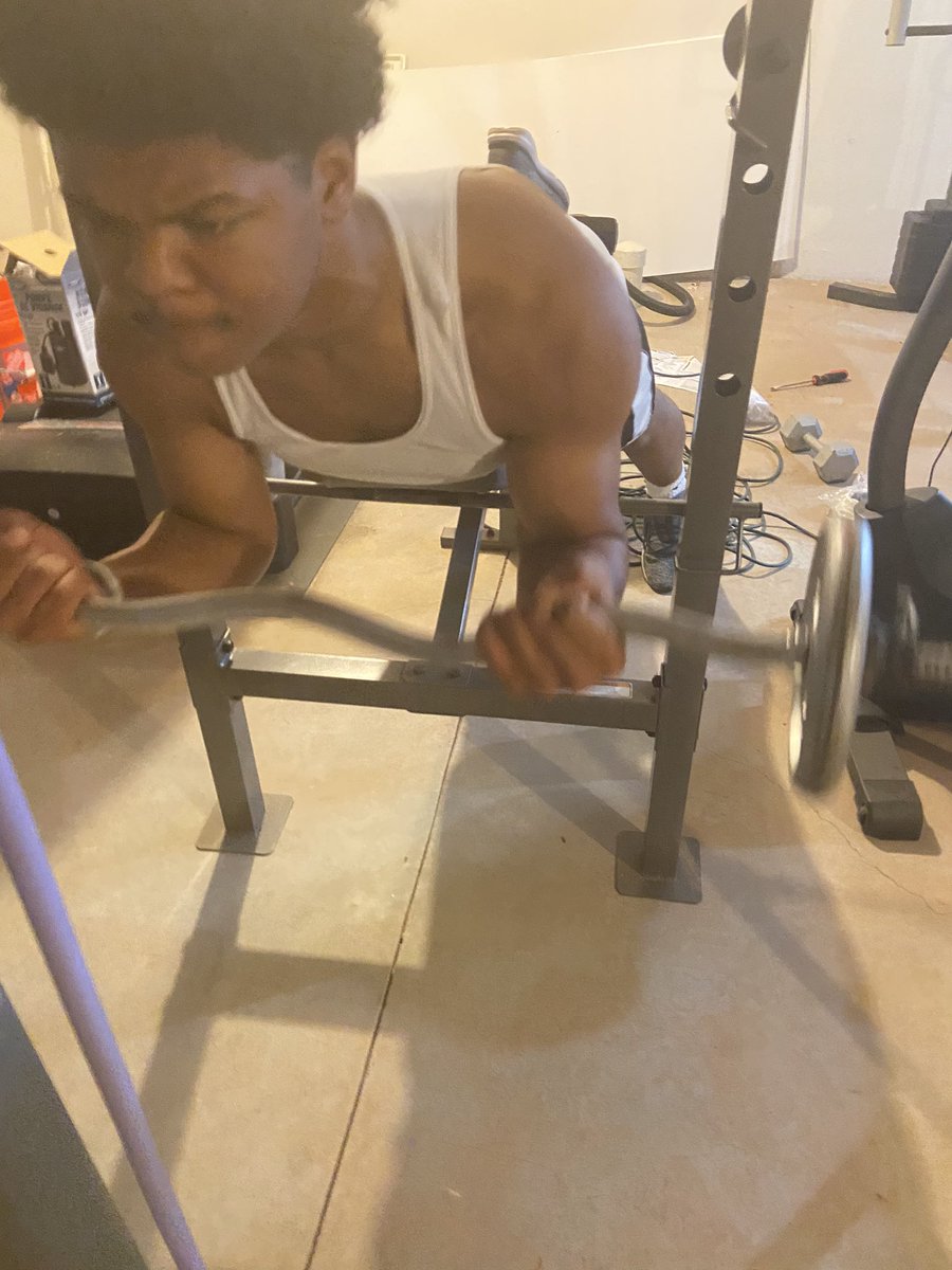 Kdesaque1's tweet photo. @PSYorkAthletics @coachbooboo Khyree is getting ready for next season amidst the quarantine... https://t.co/qRN8ozMosB