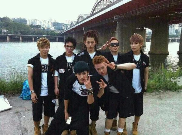 Virginia_Desu's tweet photo. Estos 7... perdón, 6 feos y Jaehyo siempre serán una de las mejores decisiones que he tomado, estoy orgullosa de ellos, como grupo, personas, artistas que han sabido crecer ante lo bueno y malo, les deseo lo mejor siempre 💛🐝
#블락비 #BLOCKB #9YearsWithBlockB #9YearsWithBBC https://t.co/DSFCeElAWB