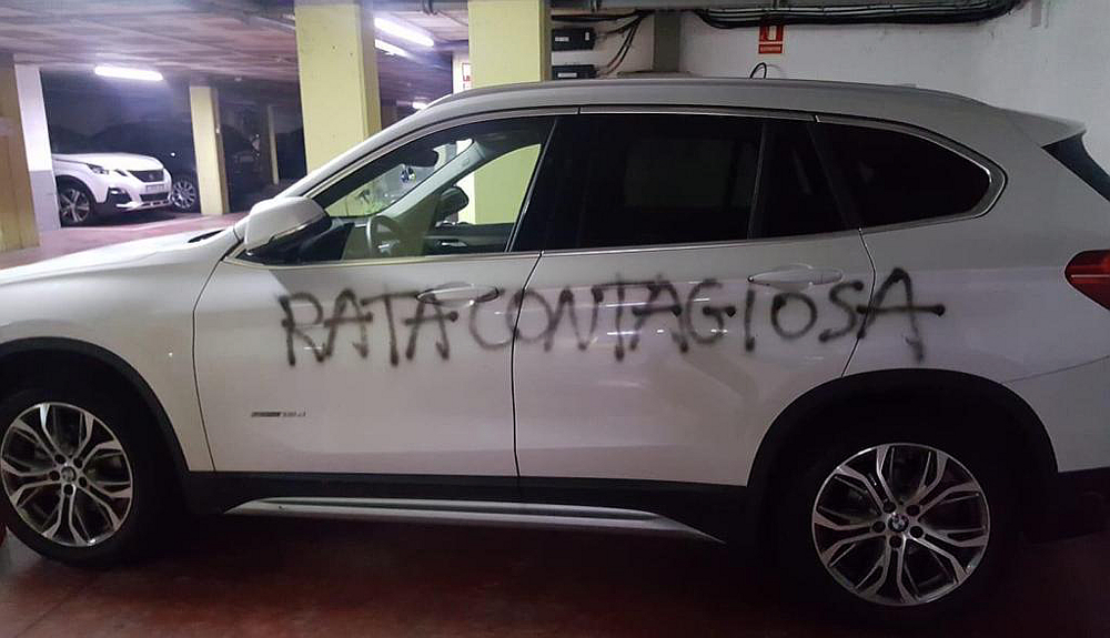 La pintada en el coche de la sanitaria: 