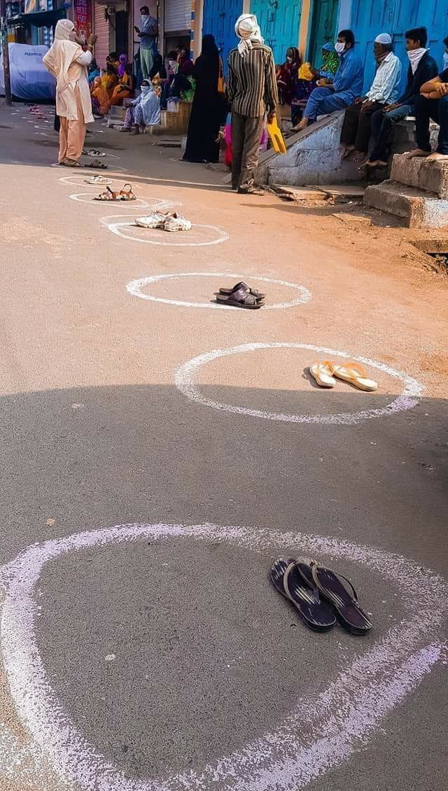 _Sinner_Man_'s tweet photo. Single source following #SocialDistanacing norms 😹😹😹
#lockdown #COVID19 #Bandra #BandraStation #Mumbai #Quarantine https://t.co/9hJ7bJkNMz
