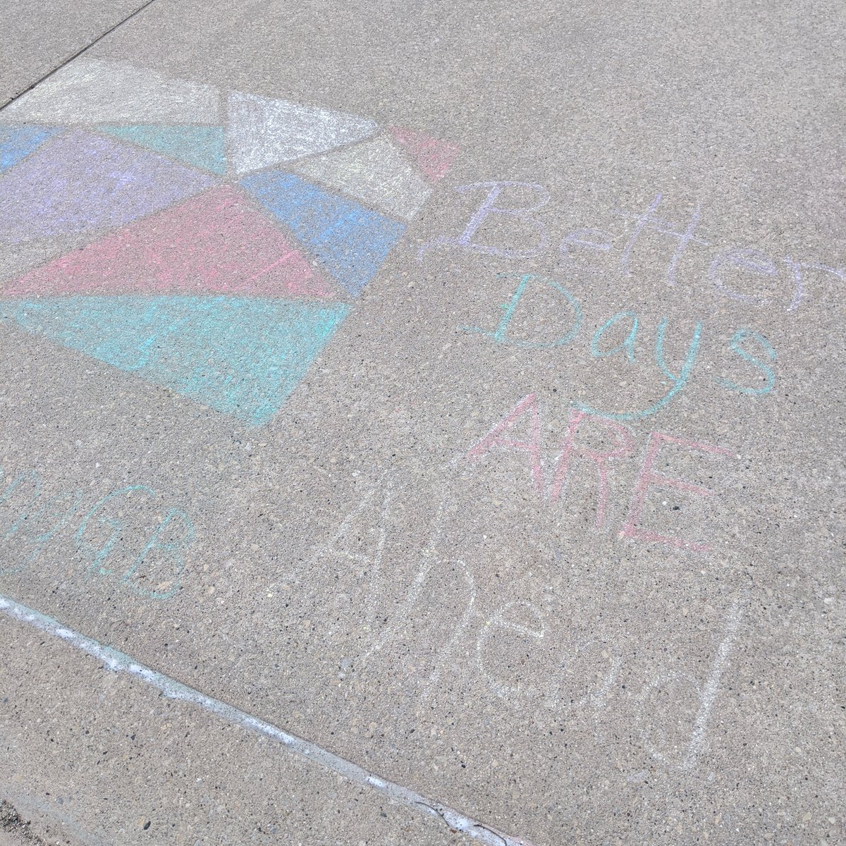 yelleforhelp's tweet photo. On my walk today, a neighbor made a beautiful reminder in chalk: better days are ahead. Always hold on to hope. #QuarantineLife https://t.co/BdzDYbM2hV
