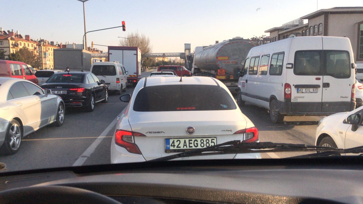 MuustafaKalayci's tweet photo. @u_ibrahim_altay @drfahrettinkoca Birseyler yanlış gidiyor.. 
Konyada çektiğim bi kac foto.. sanki hayat normale dönmüş algısı var. Maskeyi takip sokağa çıkabilirmişiz diye dusunmeye başladı millet. 
Durum ciddi. Evdekalmali.. https://t.co/w8OeFpsNF2