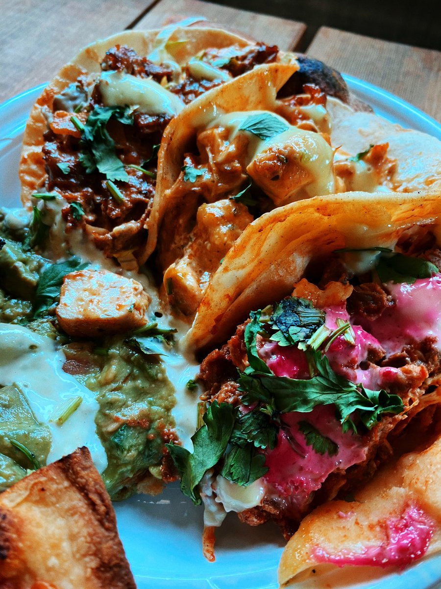 Potluck_TV's tweet photo. #TakeoutTuesday was pretty intense today..we got some huge slices from @BennyTudinos 
A heavy artichoke slice from @artichokepizza along with their Regular slice and to top it all off we got an OG Vegan slice from @tonyboloneys as well as their signature “taco taco taco” slice😋 https://t.co/gUKtGvMgIW