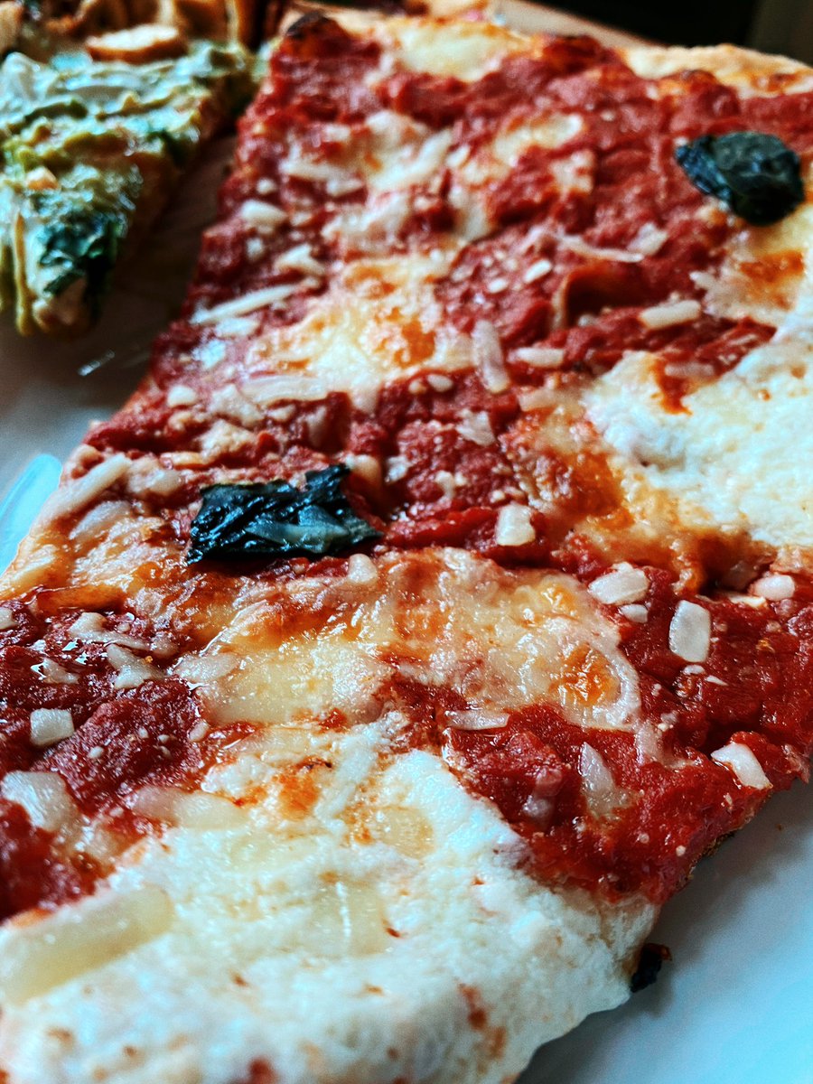 Potluck_TV's tweet photo. #TakeoutTuesday was pretty intense today..we got some huge slices from @BennyTudinos 
A heavy artichoke slice from @artichokepizza along with their Regular slice and to top it all off we got an OG Vegan slice from @tonyboloneys as well as their signature “taco taco taco” slice😋 https://t.co/gUKtGvMgIW