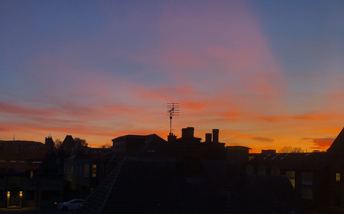 santababy100's tweet photo. Skies tonight in Edinburgh from house, looking over to Blackford hill #Edinburghsunset #Blackfordhill https://t.co/h6BFpy4qYf