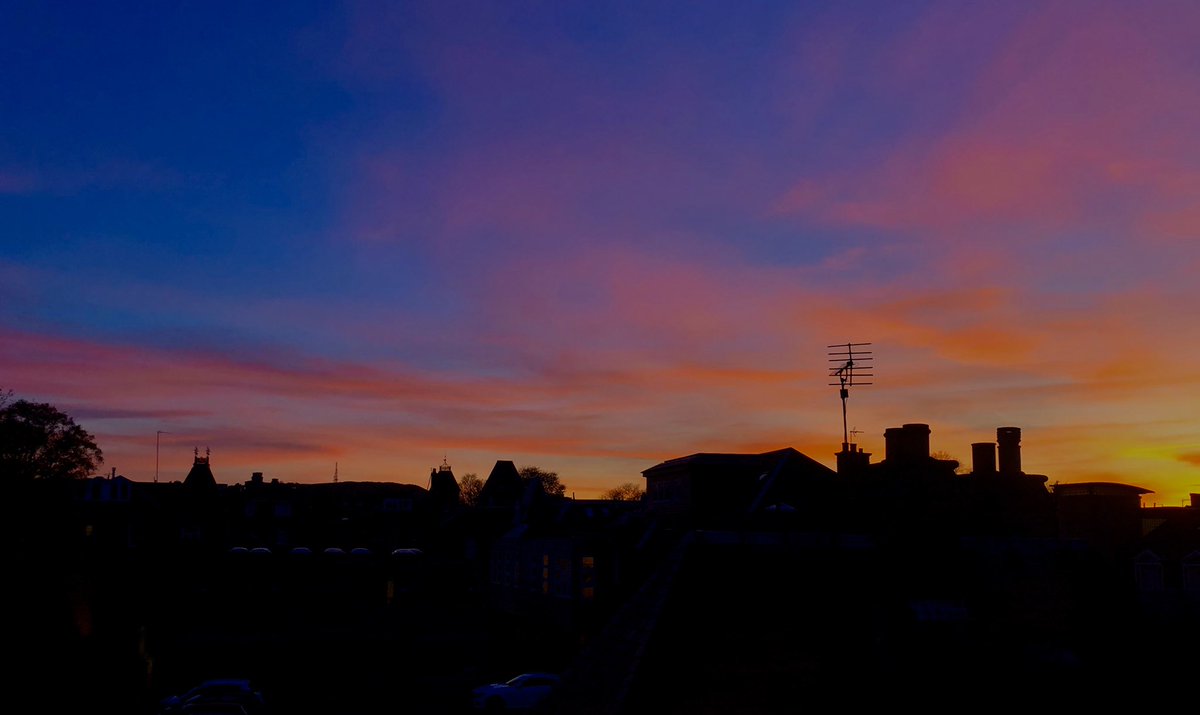 santababy100's tweet photo. Skies tonight in Edinburgh from house, looking over to Blackford hill #Edinburghsunset #Blackfordhill https://t.co/h6BFpy4qYf