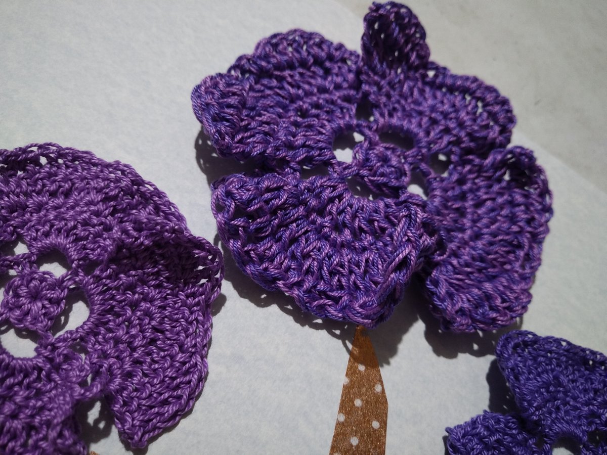 But I can't use pens at work, so I craft instead to keep my brain alert. And my favorite craft for years: crochet! Call me a hooker, it's actually true :3 Here's a bunch of purple flowers I made.  #WorldARTMYday  @btsasarthistory  @BTS_twt (4)