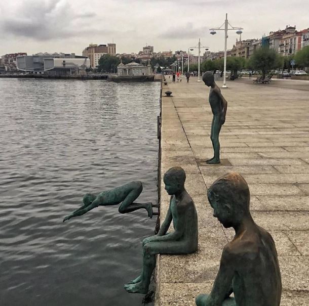 BonillaJa's tweet image. Como en la vida...

- Unos actúan ante lo que pasa...

- Otros dudan, se lo piensan,...

- Otros se limitan a observar...

- Otros no se dan cuenta de lo que está pasando...

#proactividad #reactividad #crisis #COVID19 

#FOTO: Monumento a los raqueros. #Santander