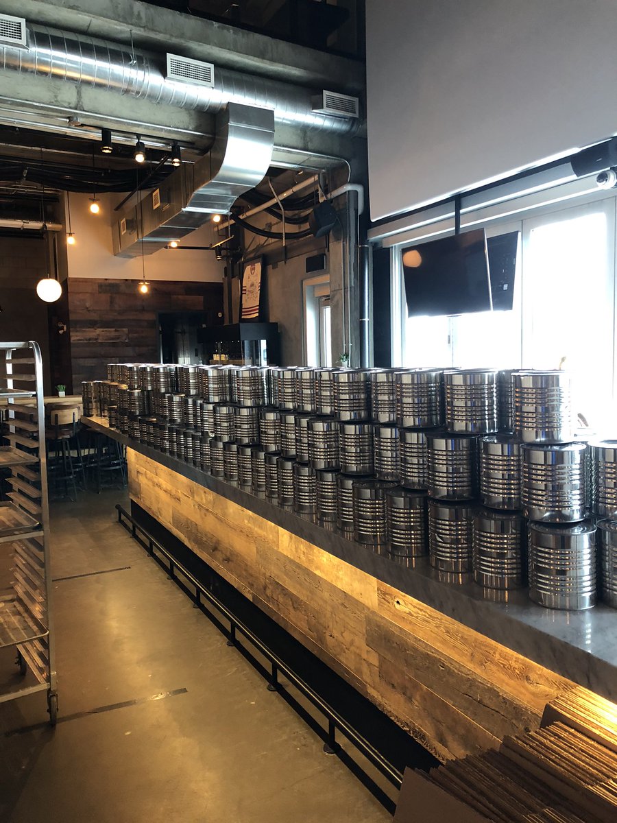 Getting ready to produce 50,000 meals for Quebec food banks. @Taverne1909 #çavabienaller #teamworkmakesthedreamwork 🌈