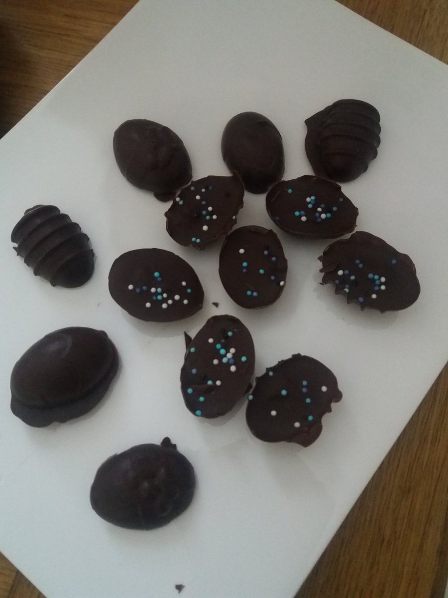 #MaisonLumni @manoncouzy <a href="/alexgoude/">Alex Goude</a> Maiwenn 8ans nous a préparé de délicieux chocolats de pâques(chamallow à l'intérieur😉) Elle ne loupe aucun de vos passage à la tv!