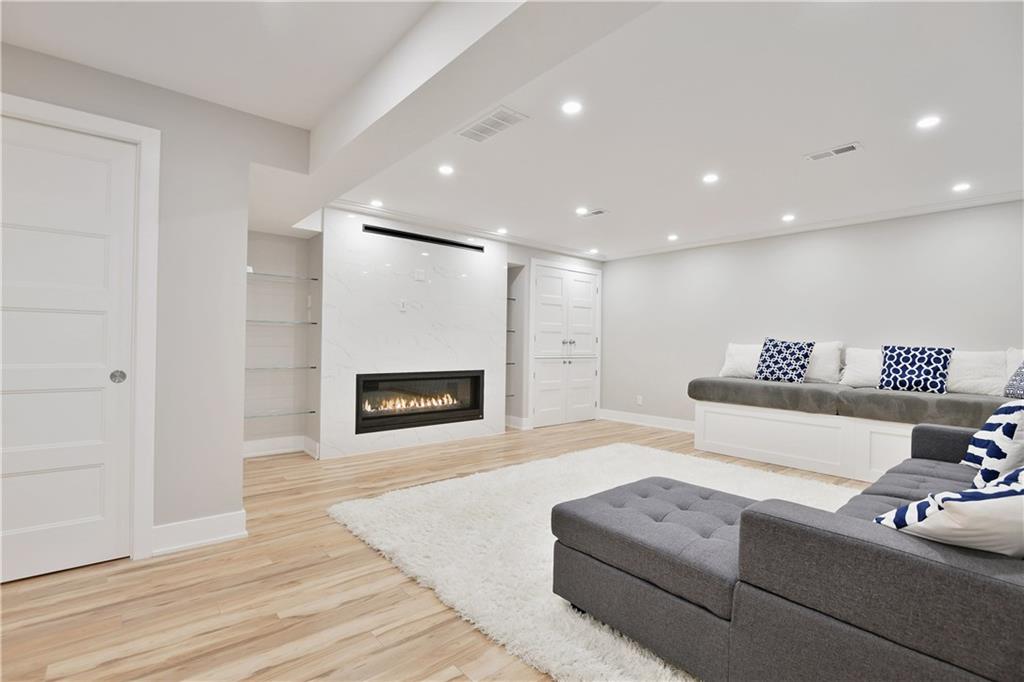 Solid_R_Realty's tweet photo. If you’re looking for a meticulously fully finished home, look no further! This 4 bed, 3 bath home has a spectacular custom basement that includes a second master and family room! Virtual Showings Only #SRwelcomehome

🛏️ 4 Bed
🛁 3 Bath
📍 60 Settlement Lane, Russell https://t.co/UtnlzwrXC3