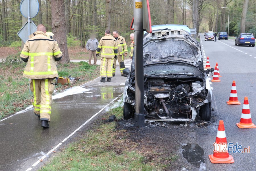 Auto vliegt al rijdend in brand en botst tegen lantaarnpaal in #Hoenderloo. 112Ede.