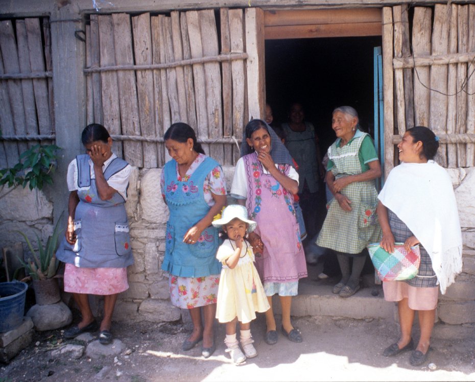 MiMuseoIndigena's tweet photo. La lengua xwja / #ixcateca pertenece a la familia otomangue, dentro de la cual los idiomas más cercanos son chocholteco, popoloca y mazateco. Es hablada por alrededor de 200 personas que en su mayoría habitan en Santa María Ixcatlán, #Oaxaca.
📷: Teúl Moyrón, #FototecaNachoLópez. https://t.co/THRgkb8IWJ