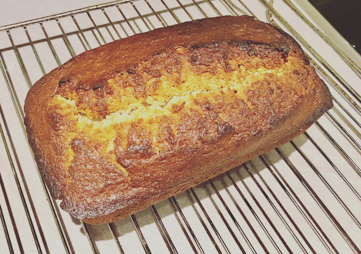 ciaraquill's tweet photo. From what I see on Instagram and Twitter everybody else seems to be baking this so I must too?! ๐๐ My banana bread ๐ ๐ ๐fresh out of the oven. #CiaraBerry #CiaraBerryBakes #homebaking #homemade #bananas #baking #bananabread #homebaker #bananes https://t.co/TKCU9HVHmS