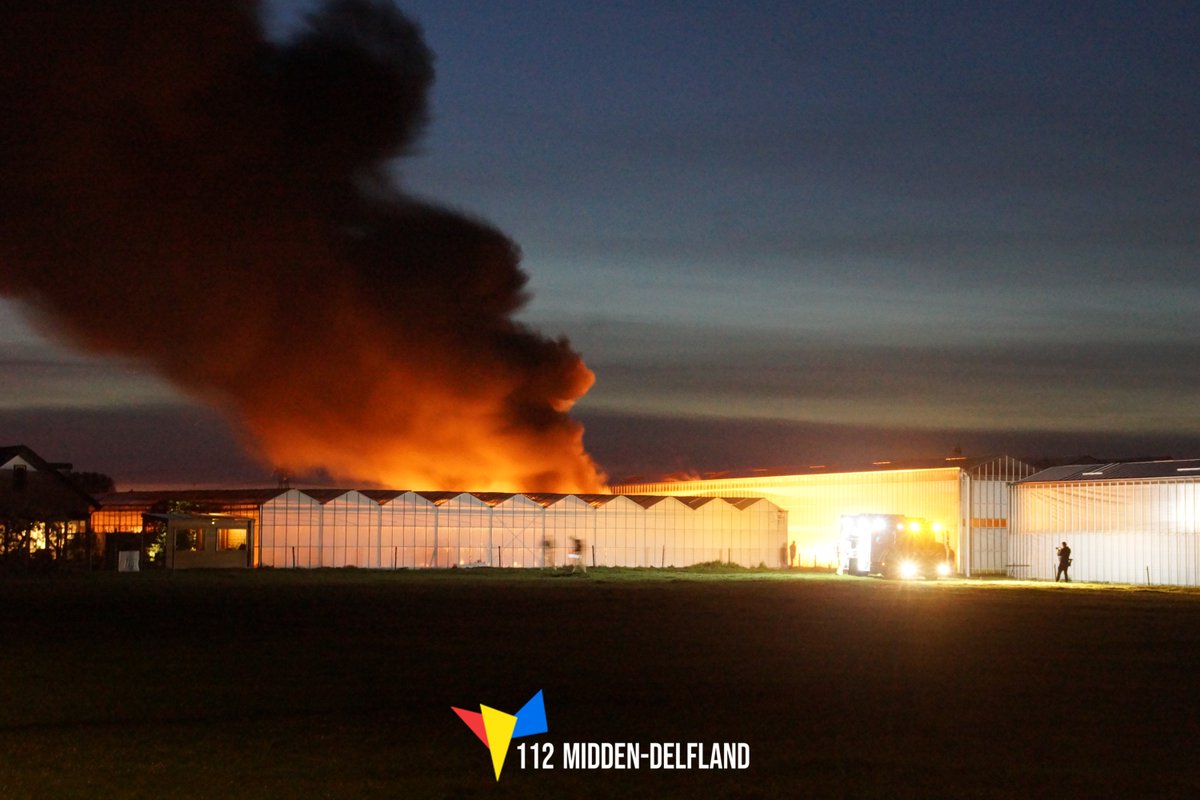 Zeer grote brand in kas aan de Groeneveldseweg in De Lier: #DeLier #Maasland #Maassluis  ..