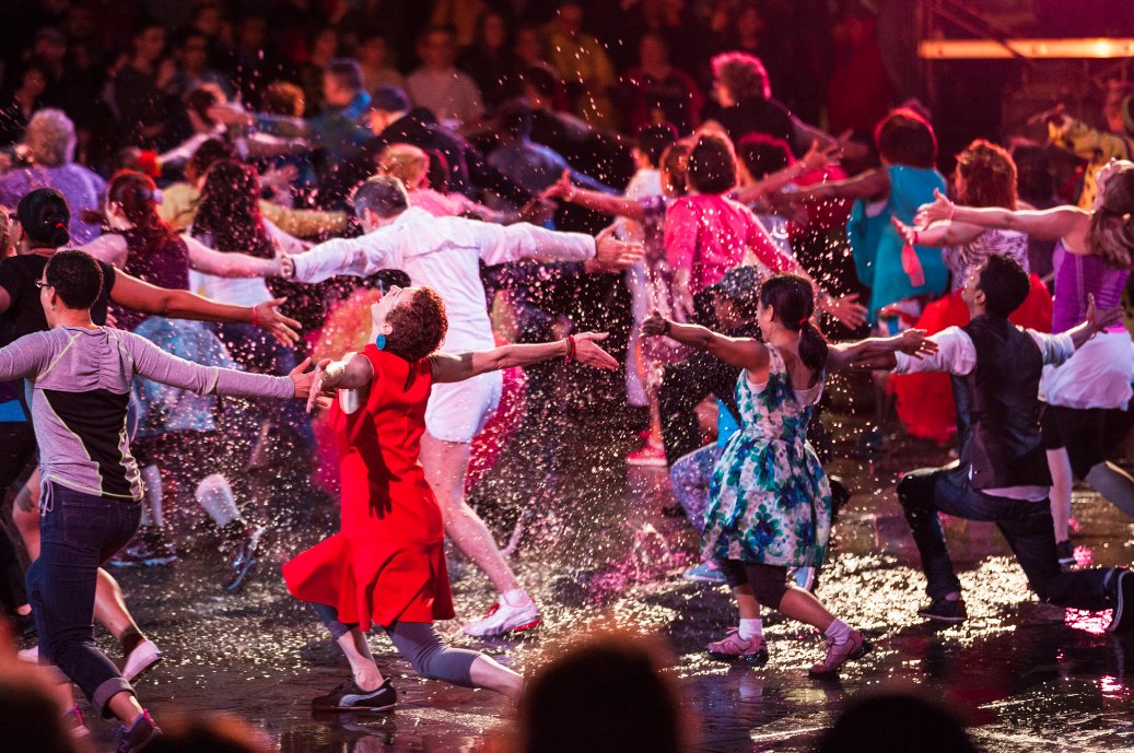 ¿Recuerdas Le Grand Continental? un espectáculo #STGOaMIL18. Esta vez el reconocido coreógrafo, <a href="/sylvainemard/">Sylvain Émard Danse</a>, repite la experiencia versión living room(desde tu casa). Te invitamos a unirte a los ensayos a través de facebook live entre 14- 25 abr +info en bit.ly/3cjAH5I