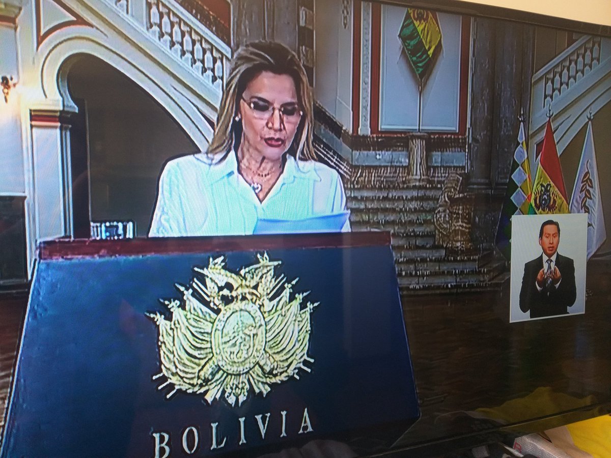 MinPresidencia's tweet photo. "Vamos a luchar contra el virus: cuidando la cuarentena y equipando a los hospitales" Presidenta  Constitucional @JeanineAnez en un mensaje al país confirma la ampliación de la cuarentena hasta el 30 de abril en todo el territorio nacional. https://t.co/D5BQKgUfb8