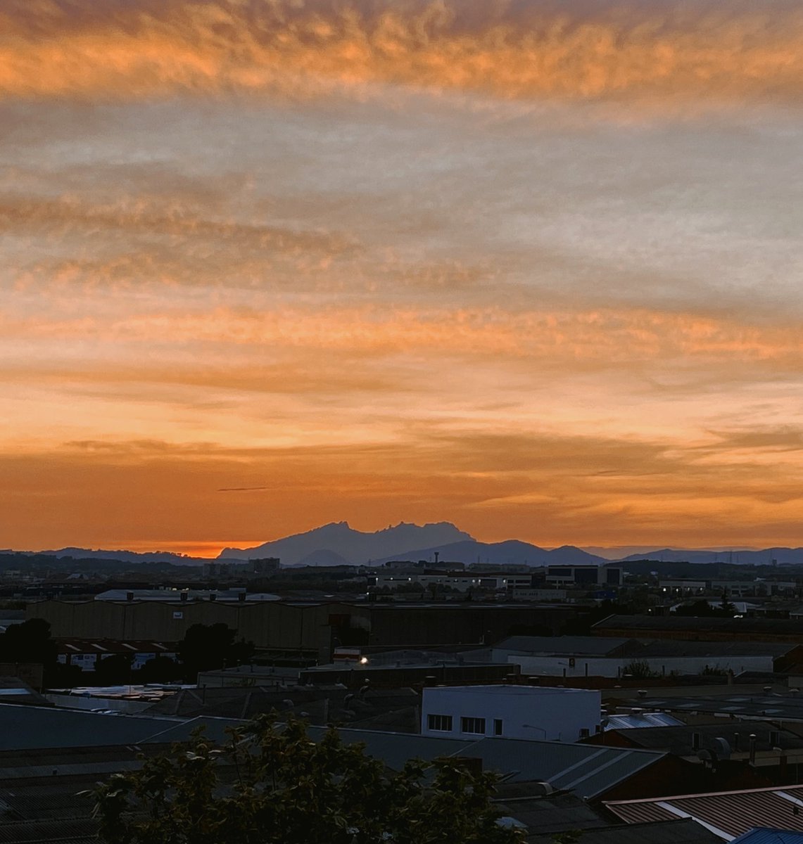 ElBonsaiDigital's tweet photo. Atardecer en Montserrat ... algo bonito en el horizonte ‼️ #atardecer #YoMeQuedoEnCasa #shotoniphone https://t.co/2ffAF1vkdn
