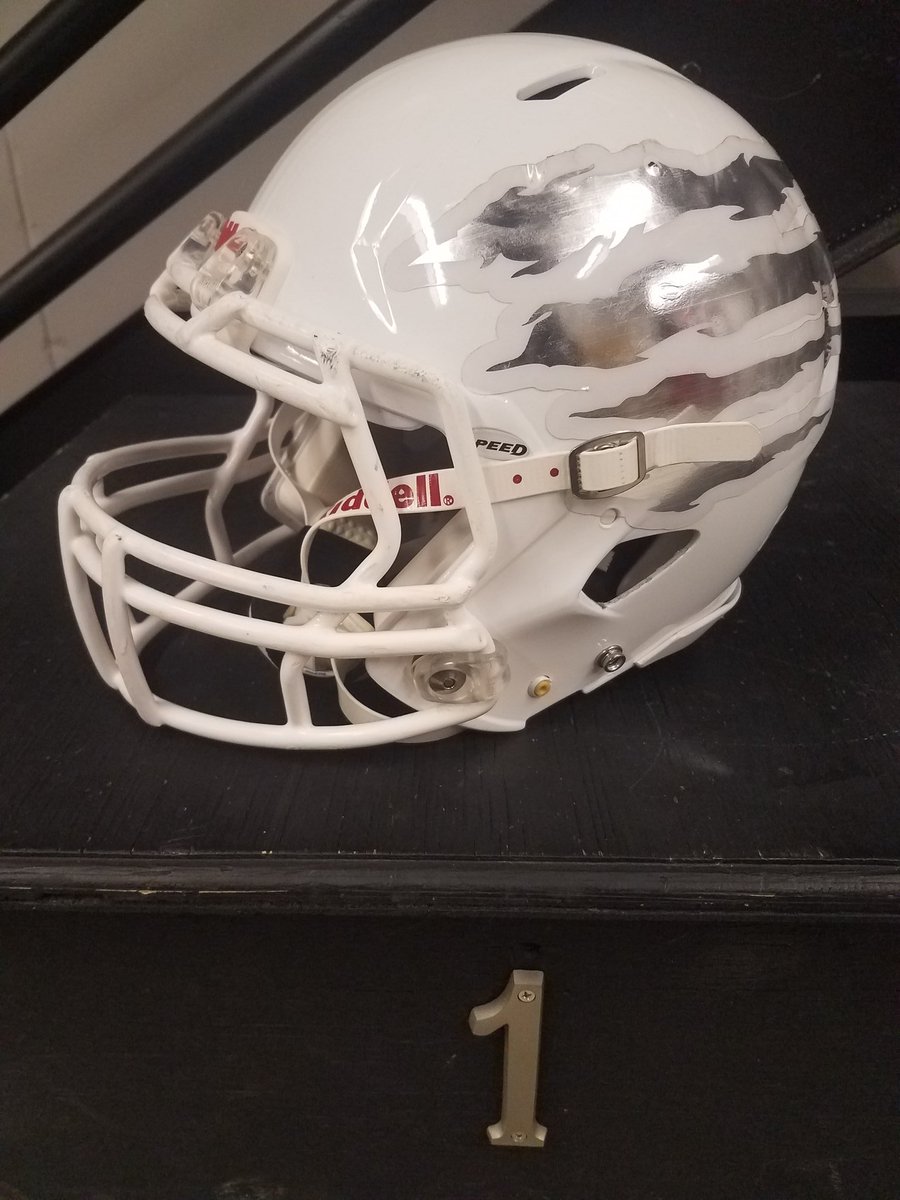 mchristensenbv's tweet image. @bvhsfootball helmet pictured atop the winners stand already #BVwhite #bvfootball #WeAreBV

Lynx Football: retweet for us to let them know who's the swaggiest! #helmetgame @ThomasSchol10 @ColeSylli @SylliaasenTim @Alex_Wickersham @WickershamScott @reinschmidt12 @frantzen_11