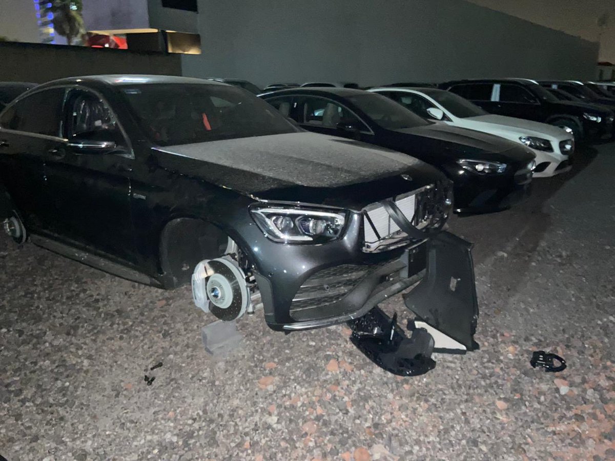 Imagen_Puebla's tweet photo. Mediante una publicación en redes sociales, grupo Nissan Huerta reportó un robo de autopartes en algunos de sus vehículos en un predio ubicado en San Andrés Cholula.  Los vehículos son de la marca Nissan y algunos otros de Mercedes-Benz https://t.co/kRmMqURifR