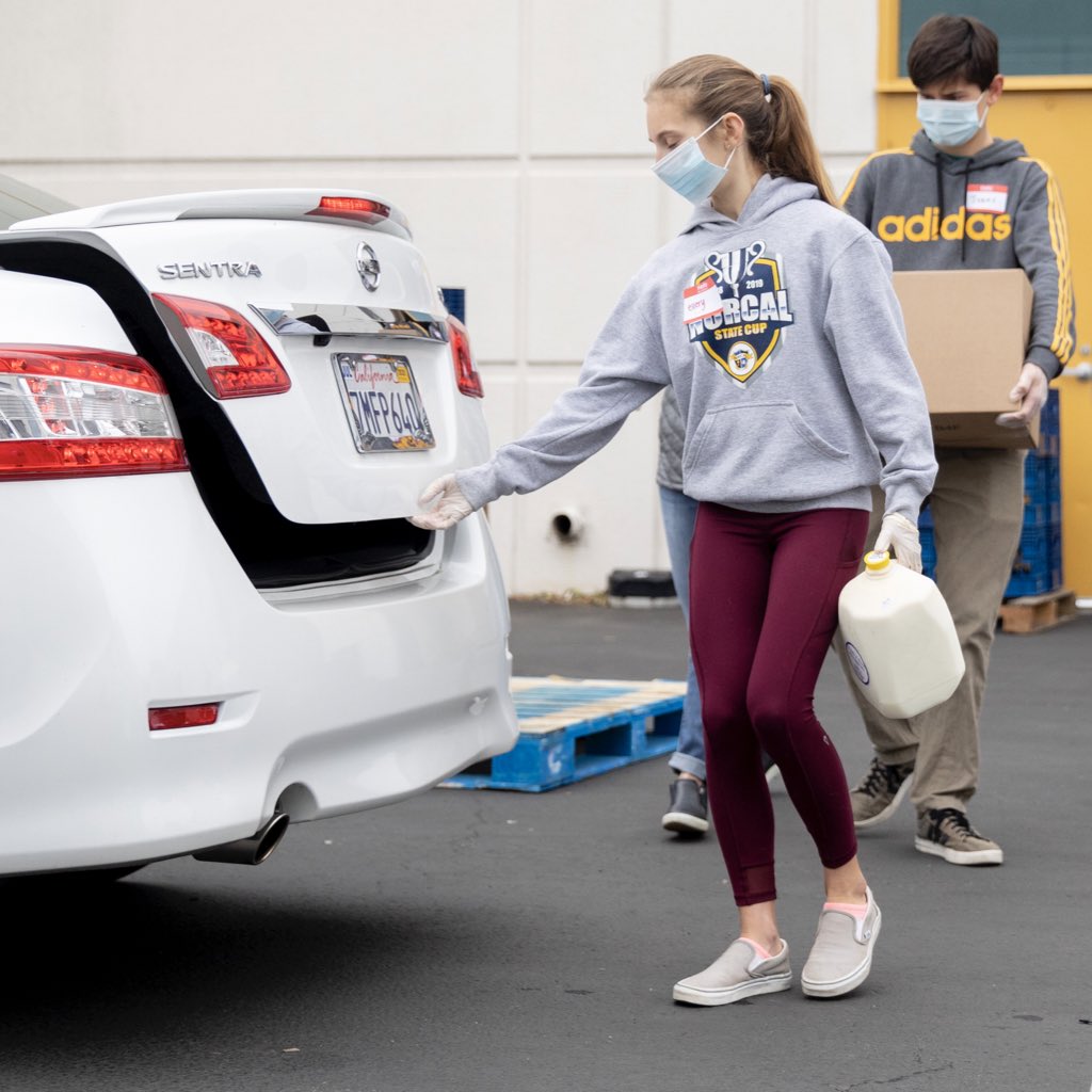 jachristian's tweet image. Cars in San Rafael lines up for blocks to pick up boxes of food from @SFMFoodBank. Recent widespread job loss as a result of the #Coronavirus pandemic has left people scrambling to feed their families with little to no income.
More on @sfchronicle bit.ly/2K2b9Om