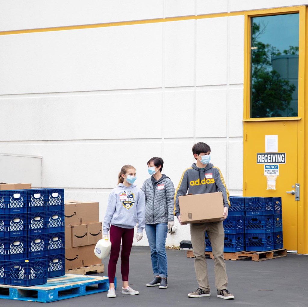jachristian's tweet image. Cars in San Rafael lines up for blocks to pick up boxes of food from @SFMFoodBank. Recent widespread job loss as a result of the #Coronavirus pandemic has left people scrambling to feed their families with little to no income.
More on @sfchronicle bit.ly/2K2b9Om
