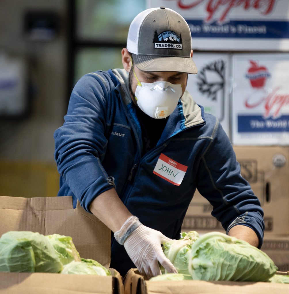 jachristian's tweet image. Cars in San Rafael lines up for blocks to pick up boxes of food from @SFMFoodBank. Recent widespread job loss as a result of the #Coronavirus pandemic has left people scrambling to feed their families with little to no income.
More on @sfchronicle bit.ly/2K2b9Om