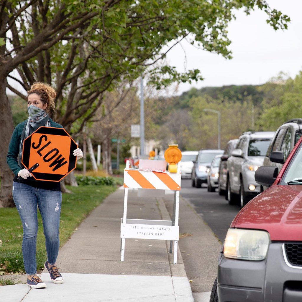 jachristian's tweet image. Cars in San Rafael lines up for blocks to pick up boxes of food from @SFMFoodBank. Recent widespread job loss as a result of the #Coronavirus pandemic has left people scrambling to feed their families with little to no income.
More on @sfchronicle bit.ly/2K2b9Om