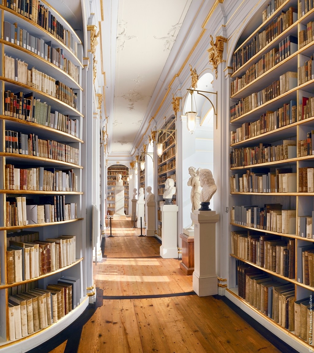 ドイツ観光局 Pa Twitter 古典主義の都ワイマールにある世界遺産のアンナ アマーリア公妃図書館 ゲーテも図書館長を務めたとされるロココ様式の美しい図書館です まるで魔法書でも収められているような厳かな雰囲気 スマホの3d映像で 図書館の中を探索