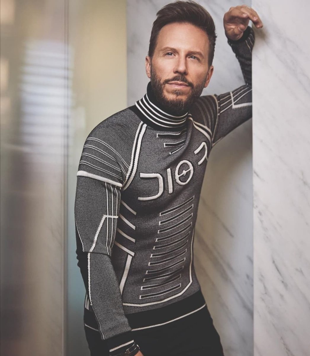 Telemundo's tweet photo. El cantautor, #NoelSchajris, prepara un concierto virtual y promete sorpresas.๐ค๐ป Vรญa @UnNuevoDia (๐ธ #johnrussophoto) ๐https://t.co/BNI6gZHPcV https://t.co/NsbGUBGtkA