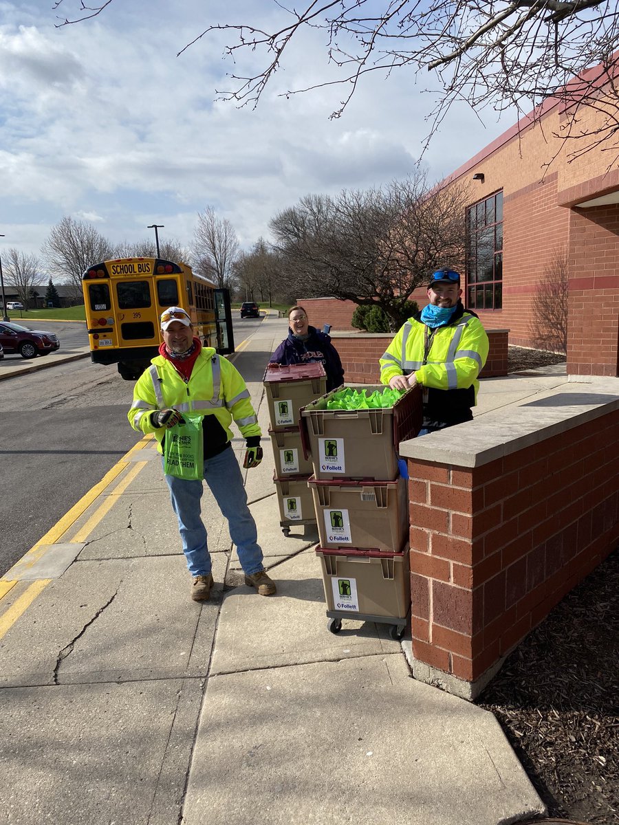 CrystalLakeSD47's tweet photo. Today bus drivers helped deliver FREE BOOKS (compliments of @berniesbookbank) for D47 students in grades PreK-6. A big TY to Bernies, our bus drivers, administrators &amp; principals for getting books to our students during this time away from school. #D47stepsup #ILschoolsstepup https://t.co/XRyJFZuCYl
